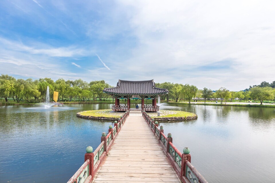 물결에 비친 연꽃과 그 주변의 고요한 풍경을 만끽하고 싶다면 궁남지는 여름에 방문하는 게 가장 좋다. 