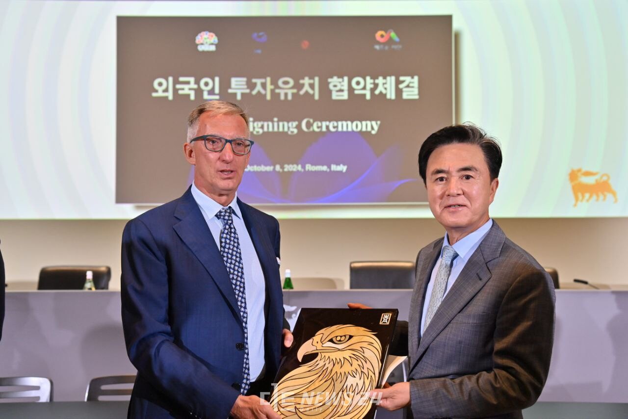 김태흠 충남지사가 8일 이탈리아 로마 ENI 기업과 차세대 친환경 바이오 오일인 HVO의 충남 생산시설 투자협약을 이끌어냈다. 김 지사는 주세페 리치 총괄대표(왼쪽)에게 우리나라에서 창시된 신생 공예인 '맥간공예품'을 선물했다. 김다소미 기자. 