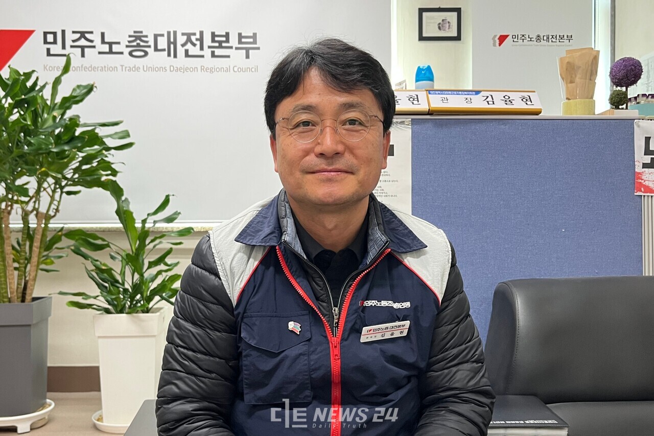 김율현 민주노총 대전본부장이 5일 자신의 집무실에서 디트뉴스와 인터뷰 하고 있다. 유솔아 기자. 