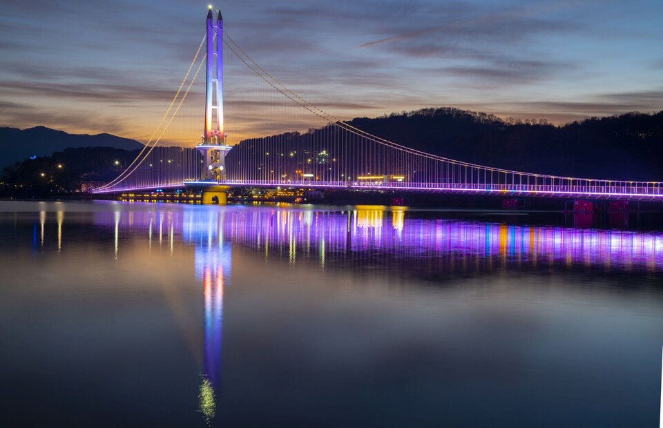 예당호는 밤이 더 아름다운 명소다.