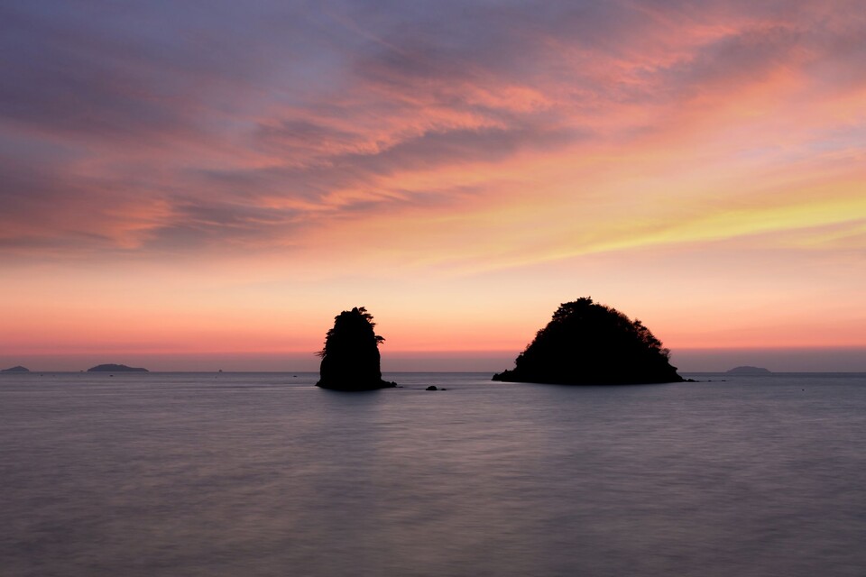 노을빛으로 물든 꽃지해변은 서해 낭만의 극치다.
