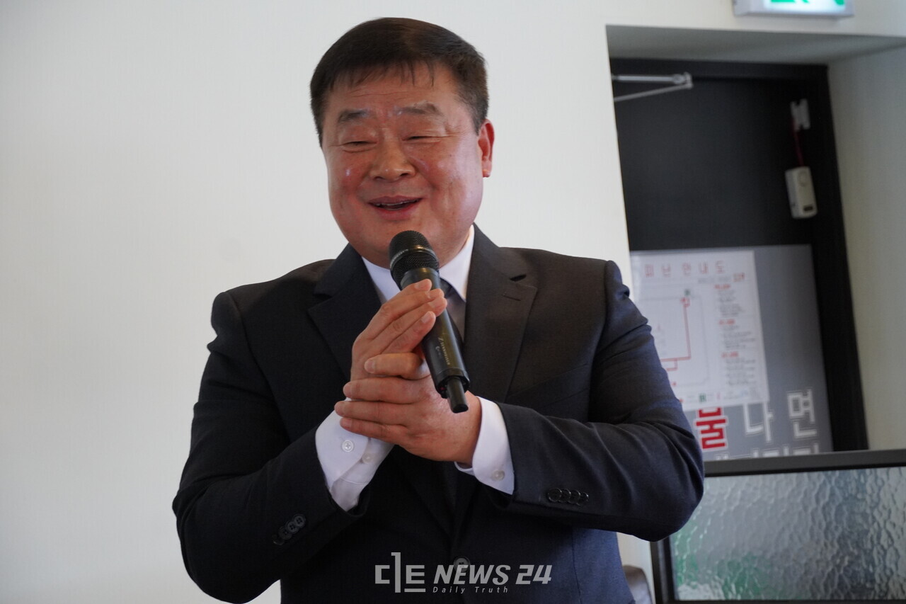 이병도 천안교육장이 8일 예산군의 한 카페에서 최근 출간한 두 권의 책을 소개하는 서담회를 열었다. 차기 교육감 선거에서 진보진영의 유력 후보로 거론되고 있다. 김다소미 기자. 