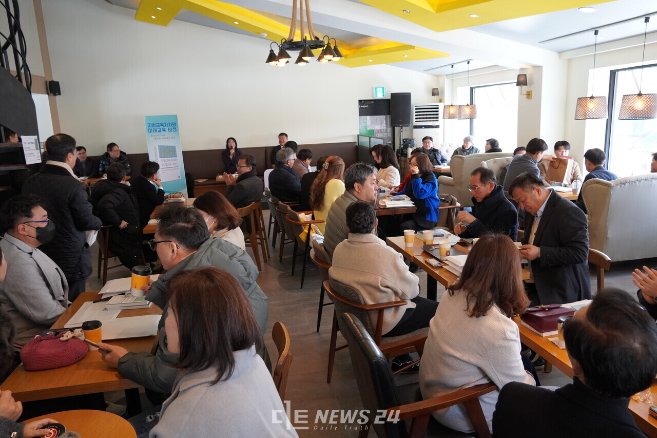 이날 서담회는 동교 교사, 교육청 직원, 학부모 등 100여 명이 참석했다. 김다소미 기자. 