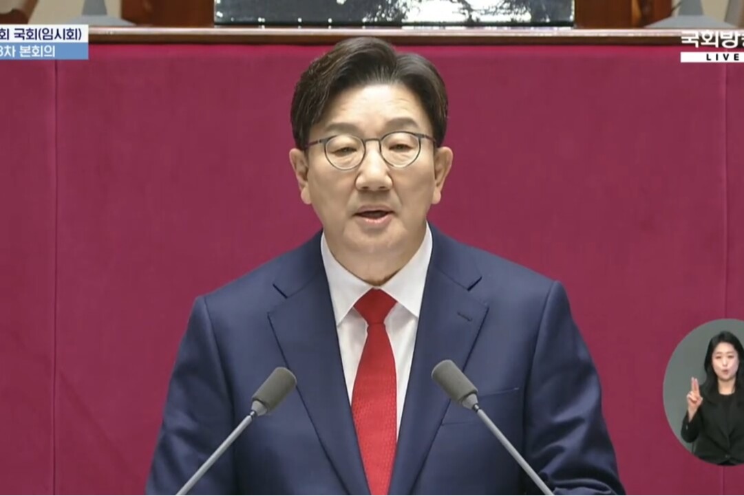 권성동 국민의힘 원내대표가 11일 국회 교섭단체대표 연설 대부분을 이재명 더불어민주당 대표 비판에 몰두했다. 국정혼란 책임을 이 대표에게 돌렸고, 대통령과 의회 권력을 분산하는 개헌이 필요하다고 강조했다. 국회방송 갈무리.