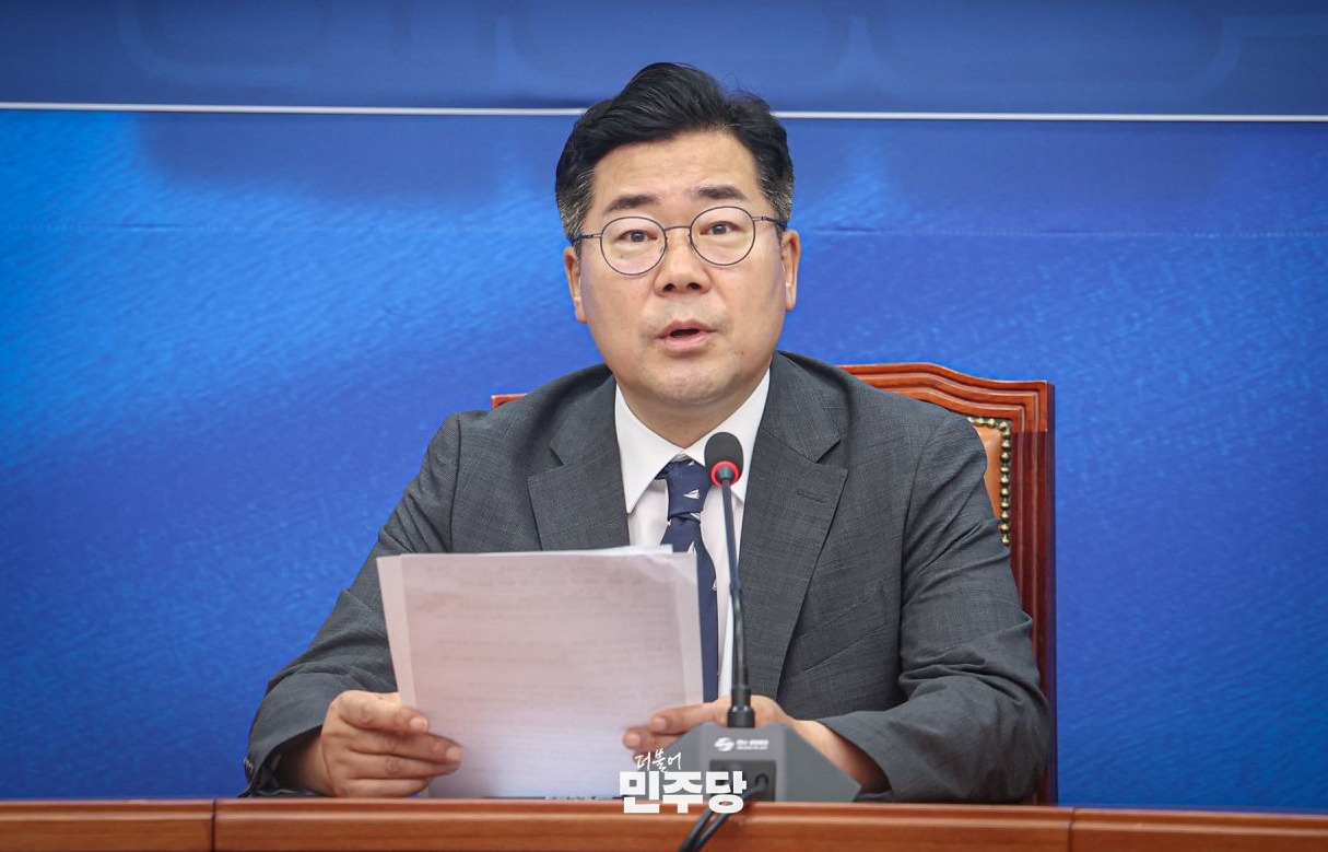 박찬대 원내대표가 11일 원내대표회의에서 “12·3 내란 전모를 밝히고, 죄를 지었으면 처벌받는다는 당연한 원칙을 확립하기 위해 명태균 특검법은 불가피하다”며 “2월 안에 특검법을 처리할 수 있게 하겠다”고 밝혔다. 자료사진.