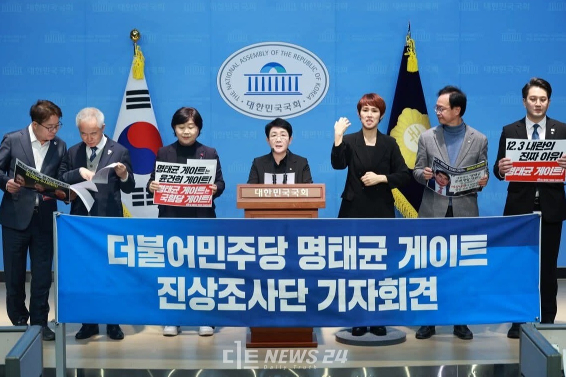 더불어민주당을 포함한 야6당이 윤석열·김건희 공천개입 의혹 등을 밝히기 위한 ‘명태균 특검법’을 발의했다. 이에 명씨는 법률대리인을 통해 “진정으로 바라는바”라며 환영 입장을 냈다. 대통령 부부 공천 개입 의혹과 여권 대선 후보 다수가 얽힌 ‘명태균 게이트’가 국민의힘 반발에 부딪혀 찻잔속 태풍에 그칠지, 정국을 강타할 태풍이 될지 이목이 집중된다. 박정현 의원 페이스북 갈무리.