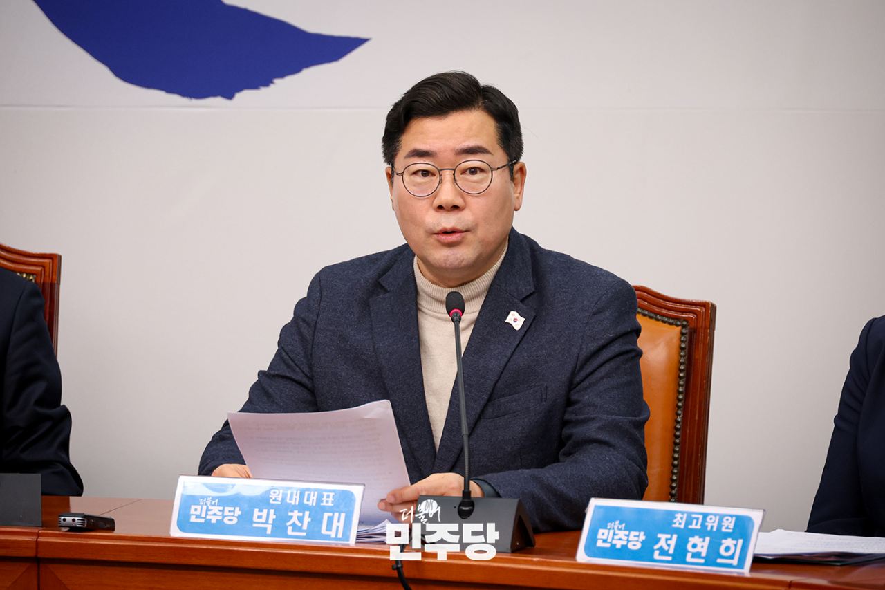 박찬대 민주당 원내대표는 이날 정책조정회의 모두발언에서 “윤 측이 추가 증인을 신청하고 변론절차에 문제를 제기하는 등 탄핵재판 지연을 노린 꼼수를 쓰고 있지만 어림도 없다”며 “내란수괴 윤석열을 파면해야 할 이유와 증거는 이미 차고 넘친다”고 말했다.자료사진. 민주당 제공.