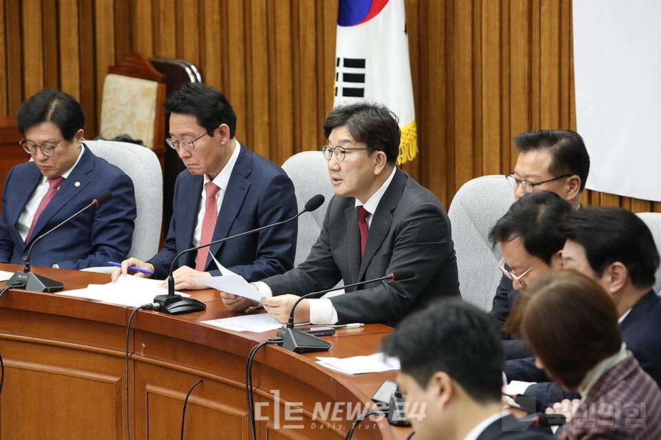 국민의힘 윤상현·나경원·김기현 의원 등은 이날 오후 헌재 사무처장을 항의 방문해 윤 대통령 탄핵심판 진행 과정 불공정성에 문제를 제기할 예정이다.  아울러 국민의힘 지도부는 이날 비대위회의에 헌재를 향한 압박을 이어갔다. 자료사진. 국민의힘 홈페이지 갈무리.