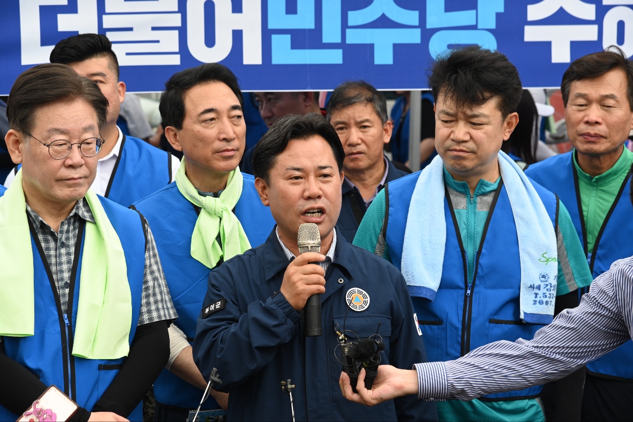 2023년 큰 수해를 입은 부여군 자왕리 농가 봉사에 나선 이재명 당대표, 박수현 의원, 복기왕 의원이 박정현 군수의 수해 복구 현황 브리핑을 듣고 있다. 자료사진. 