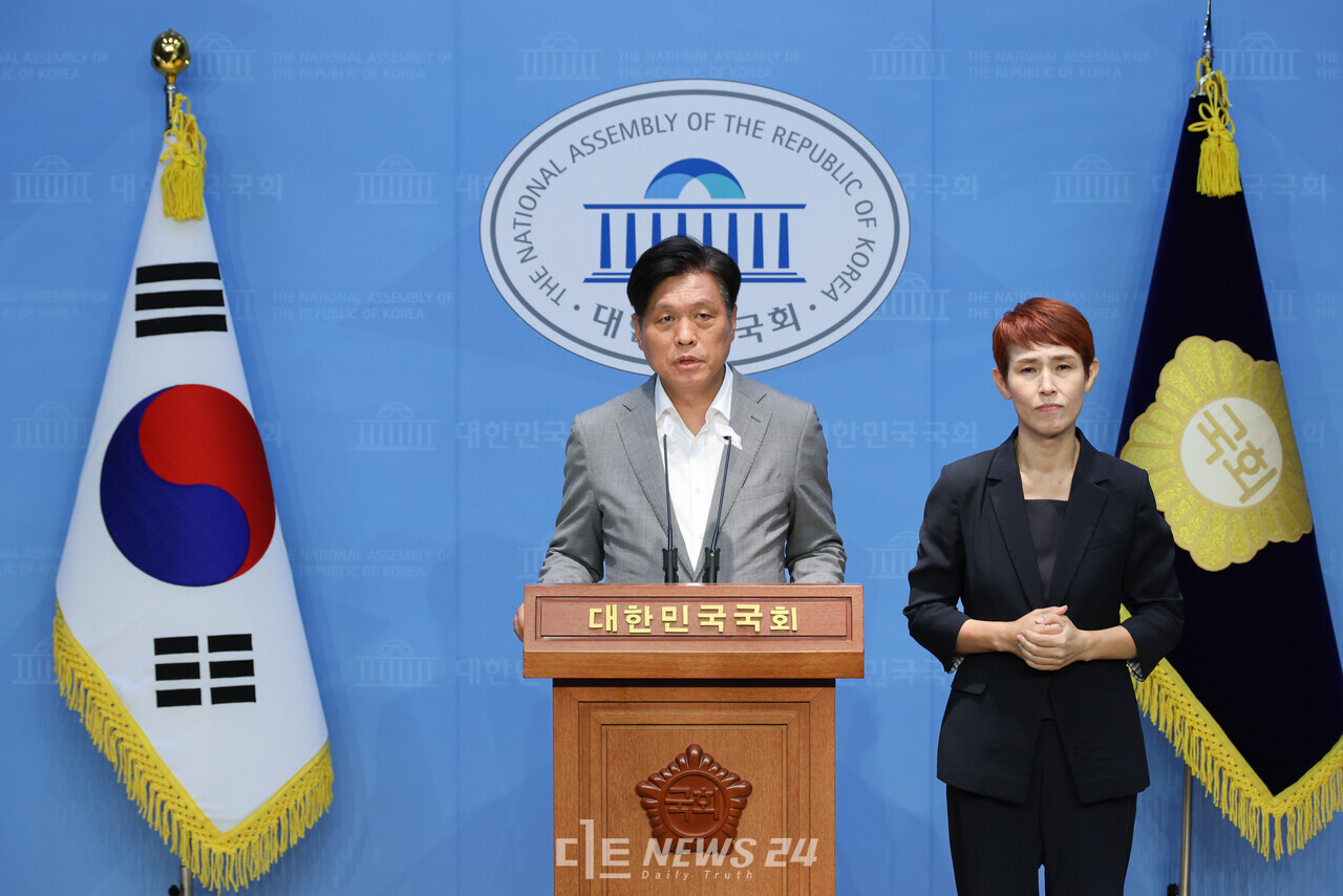 조승래 더불어민주당 수석대변인이 창원지검 명태균 사건 서울중앙지검 이송을 두고 검찰을 작심비판했다. 아울러 검찰이 지난 6개월간 해당 사건을 무마·지연시킨 만큼, 철저한 수사를 위해 특검이 필요하다고 강조했다.  디트뉴스DB.