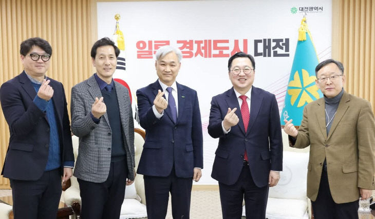 한국임업진흥원이 내년 서울에서 대전으로 이전한다. 사진은 이장우 대전시장과 최무열 한국임업진흥원장, 기관 관계자가 최근 시청을 방문한 모습. 대전시 제공.