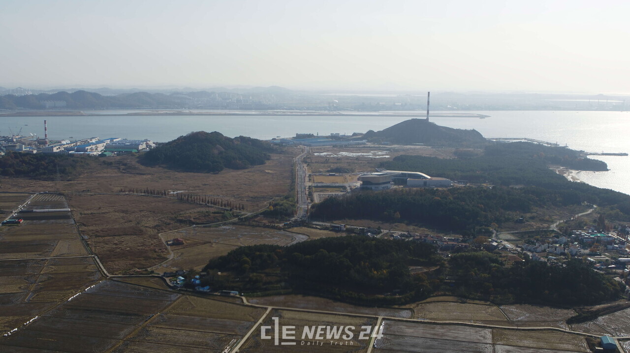 2600억 원을 투입해 장항제련소 오염지를 국내 최초의 자연복원형 관광지로 탈바꿈하는 장항브라운필드 종합개발이 본격 추진된다. 사진은 사업지역인 장항읍 송림리와 화천리 일대 전경. 서천군