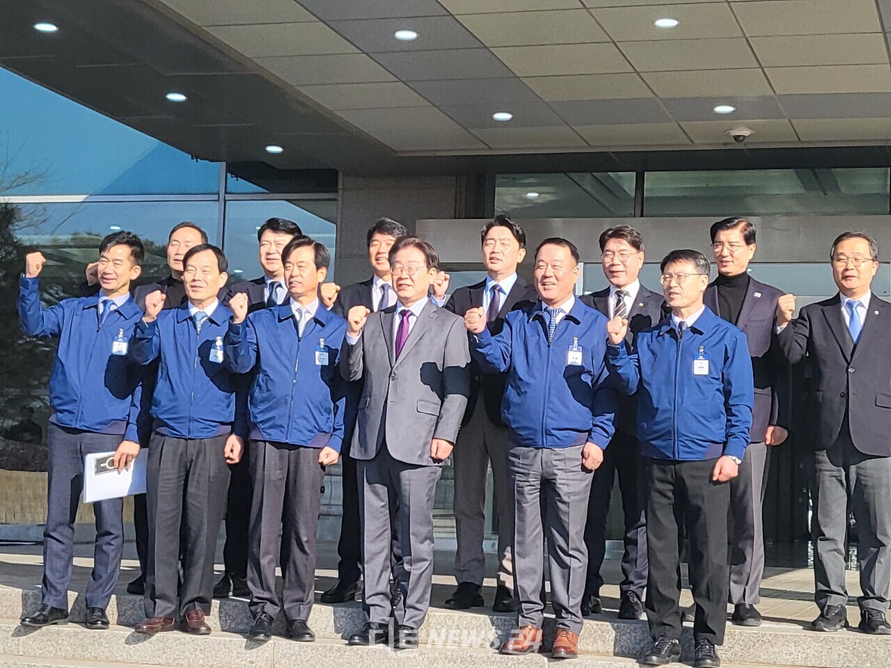 이재명 대표와 이동수 사장을 비롯한 민주당 의원들과 현대차 임직원이 기념사진을 찍고있다. 김다소미 기자.