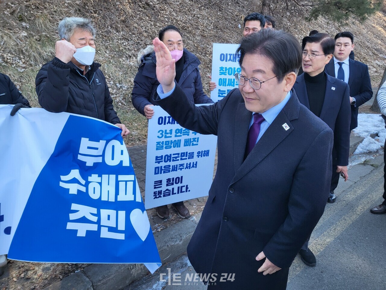이재명 민주당 대표가 20일 충남 아산 현대공장을 방문한 가운데 그의 일정이 끝날때까지 부여 군민들이 기다려 눈길을 끌었다. 이들은 지난 3년간 수해로 고통받던 와중 이 대표가 직접 방문해 복구 작업에 손을 보태주면서 큰 힘이 돼 감사인사를 전하러 왔다고 밝혔다. 김다소미 기자. 