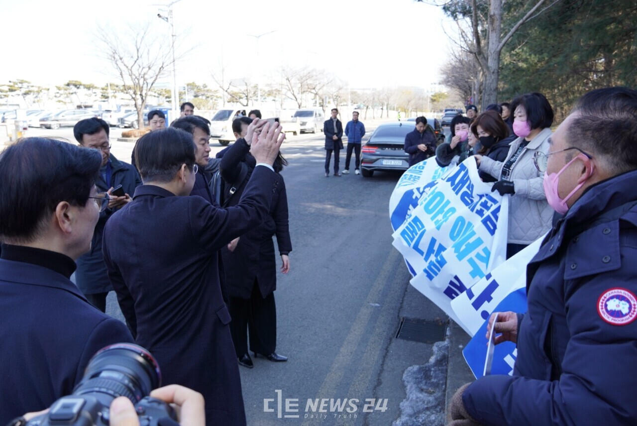 이 대표는 자신을 기다려준 부여군민들에게 "건강하시라"고 화답했다. 김다소미 기자. 