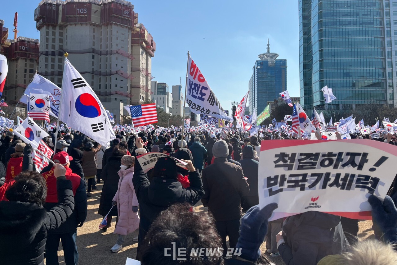 극우 성향 기독교단체 '세이브코리아'는 22일 오후 2시 대전시청 남문광장 일대에서 윤석열 탄핵 반대 집회(국가비상기도회)를 열었다.유솔아 기자.