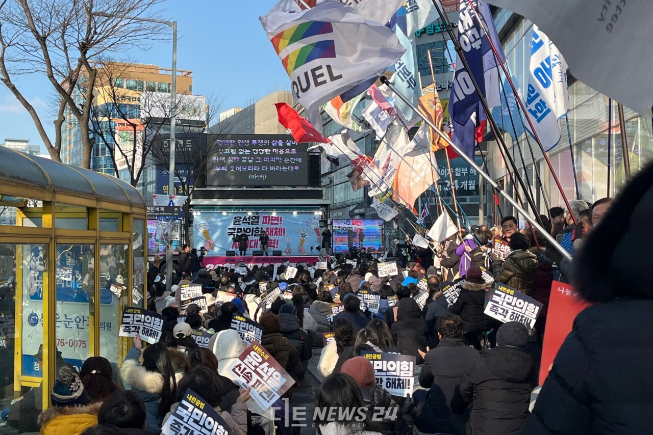 같은 날 오후 4시 둔산동 은하수네거리에서 열린 ‘26차 대전시민대회’ 모습. 유솔아 기자. 