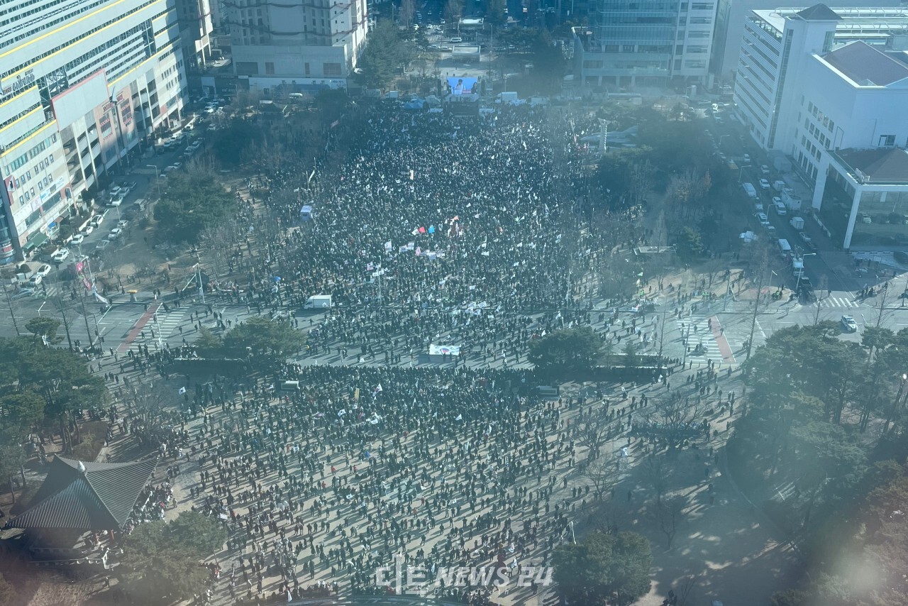 대전시청 남문광장 일대에서 열린 세이브코리아 윤석열 탄핵 반대 집회(국가비상기도회). 경찰 추산 1만 7000명이 참석했다. 유솔아 기자.