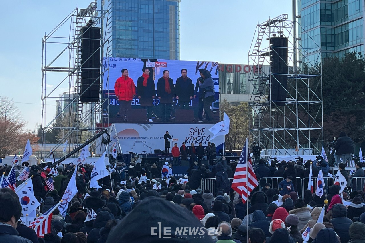 세이브코리아 집회에 참석해 연단에 오른 이장우 대전시장, 조원휘 대전시의회 의장, 서철모 서구청장, 최충규 대덕구청장, 박희조 동구청장. 유솔아 기자.