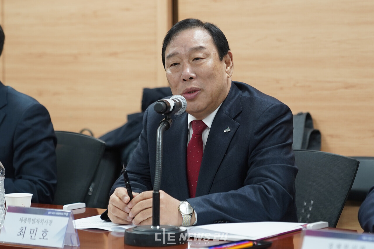 최민호 세종시장이 25일 국회의원회관 제1간담회의실에서 지역 국회의원 초청 시정간담회를 열어 대통령실 세종 이전 필요성을 강조했다. 대통령실 이전이 이뤄지면 실질적 행정수도 지위를 갖출 수 있다는 이유에서다. ⓒ황재돈 기자.