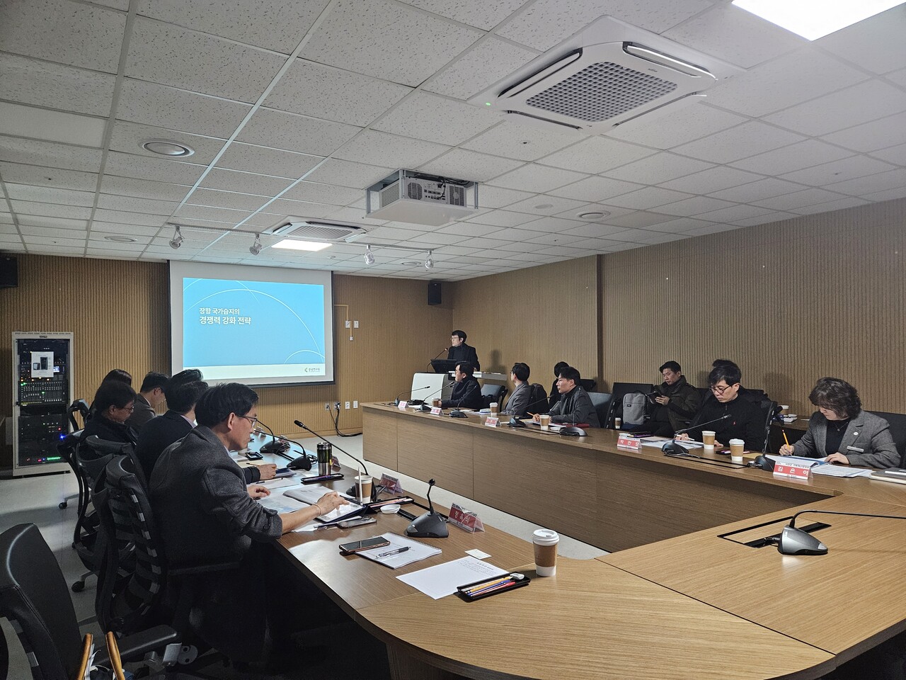 도는 환경부가 진행 중인 ‘장항 국가습지복원사업 기본 및 실시설계’에 지역 관광자원과 연계한 생태관광 프로그램 개발 등 도와 서천군의 의견을 반영하기 위해 자문단을 구성했다. 25일 서천군청에서 진행한 자문위원회 모습. 충남도