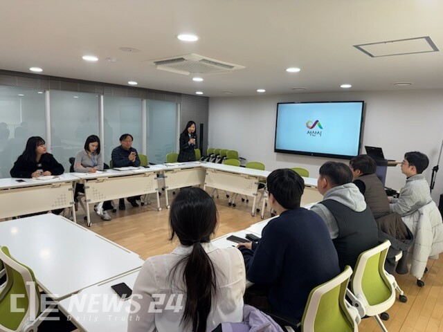 25일 문화체육관광부 국내관광진흥과 직원이 2박 3일 일정으로 워케이션 참가 차 충남을 찾은 가운데 지역관광 활성화 간담회를 진행하고 있다. 충남도