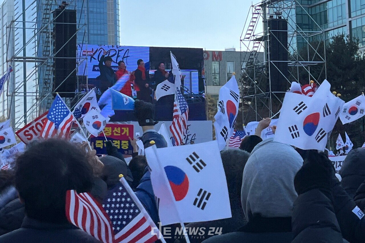 지난 22일 대전시청 남문광장에서 세이브코리아가 주최한 윤석열 대통령 탄핵 반대 집회가 열렸다. 유솔아 기자. 