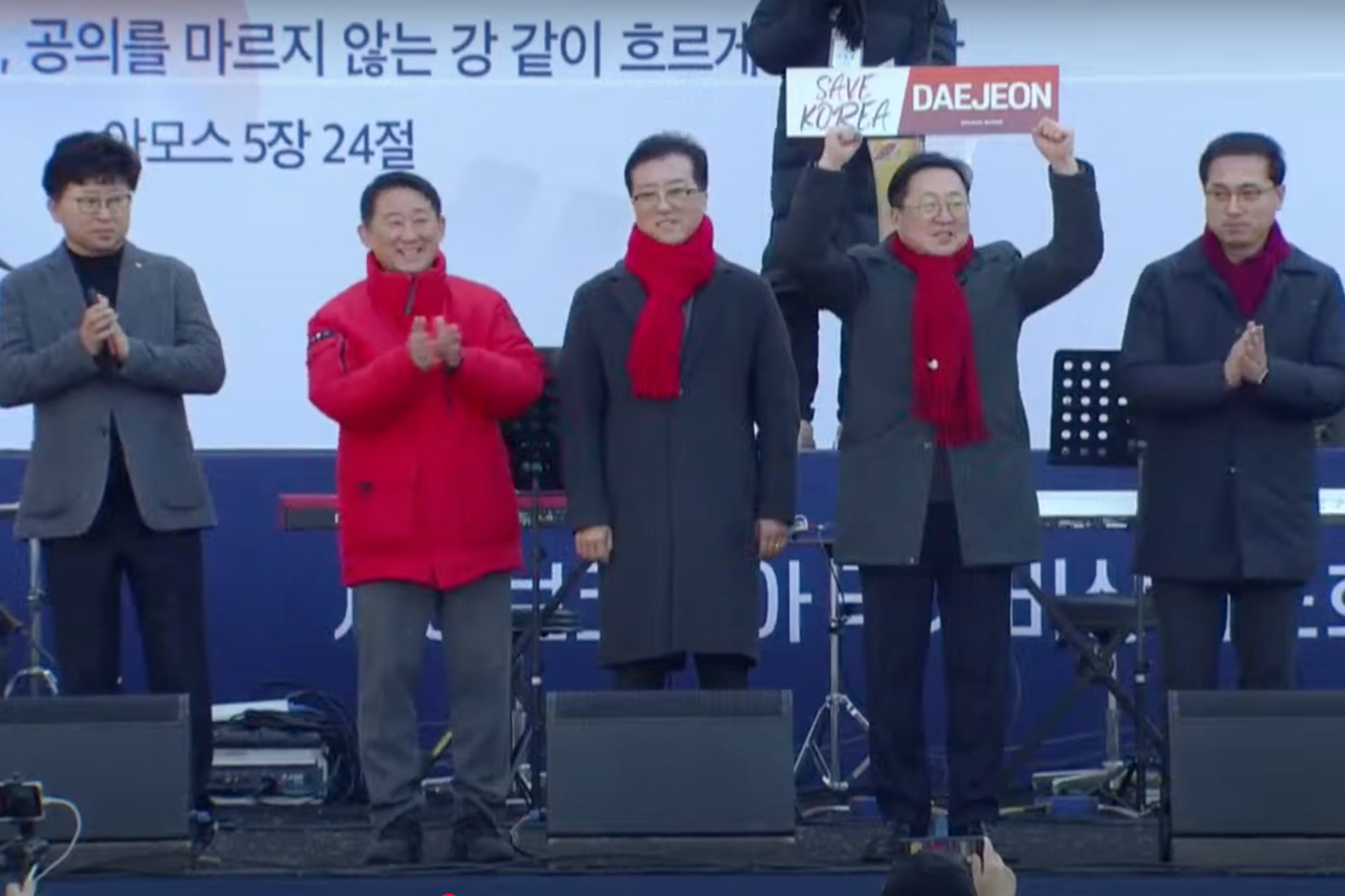 윤석열 탄핵 반대 집회에 참석한 국민의힘 소속 대전 지자체장들에 대한 비판이 가라앉지 않고 있다. 왼쪽부터 최충규 대덕구청장, 서철모 서구청장, 조원휘 대전시의회 의장, 이장우 대전시장, 박희조 동구청장. 세계로교회 유튜브 갈무리. 