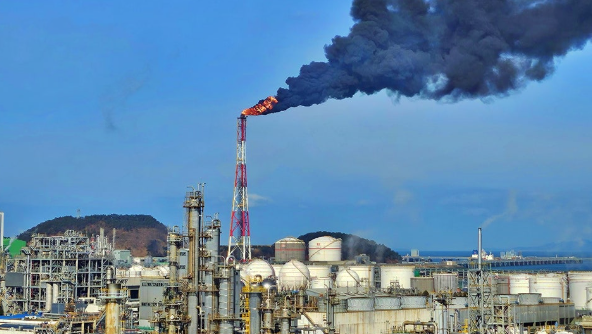 지난 25일  대산공단에 정전이 발생, 한 공장이 연료를 강제로 태우면서 검은 연기가 뿜어져 나오고 있다.