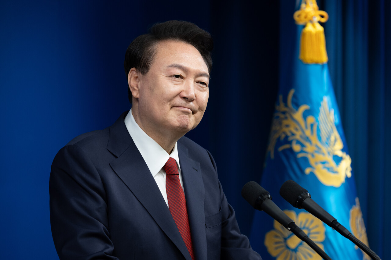 내란 우두머리 혐의를 받는 윤석열 대통령이 석방됐다. 법원이 ‘구속 상태가 부당하다’며 윤 대통령이 낸 구속취소 청구를 받아들이면서다. 이로써 윤 대통령은 불구속 상태에서 형사재판을 받게 됐다. 대통령실 제공.