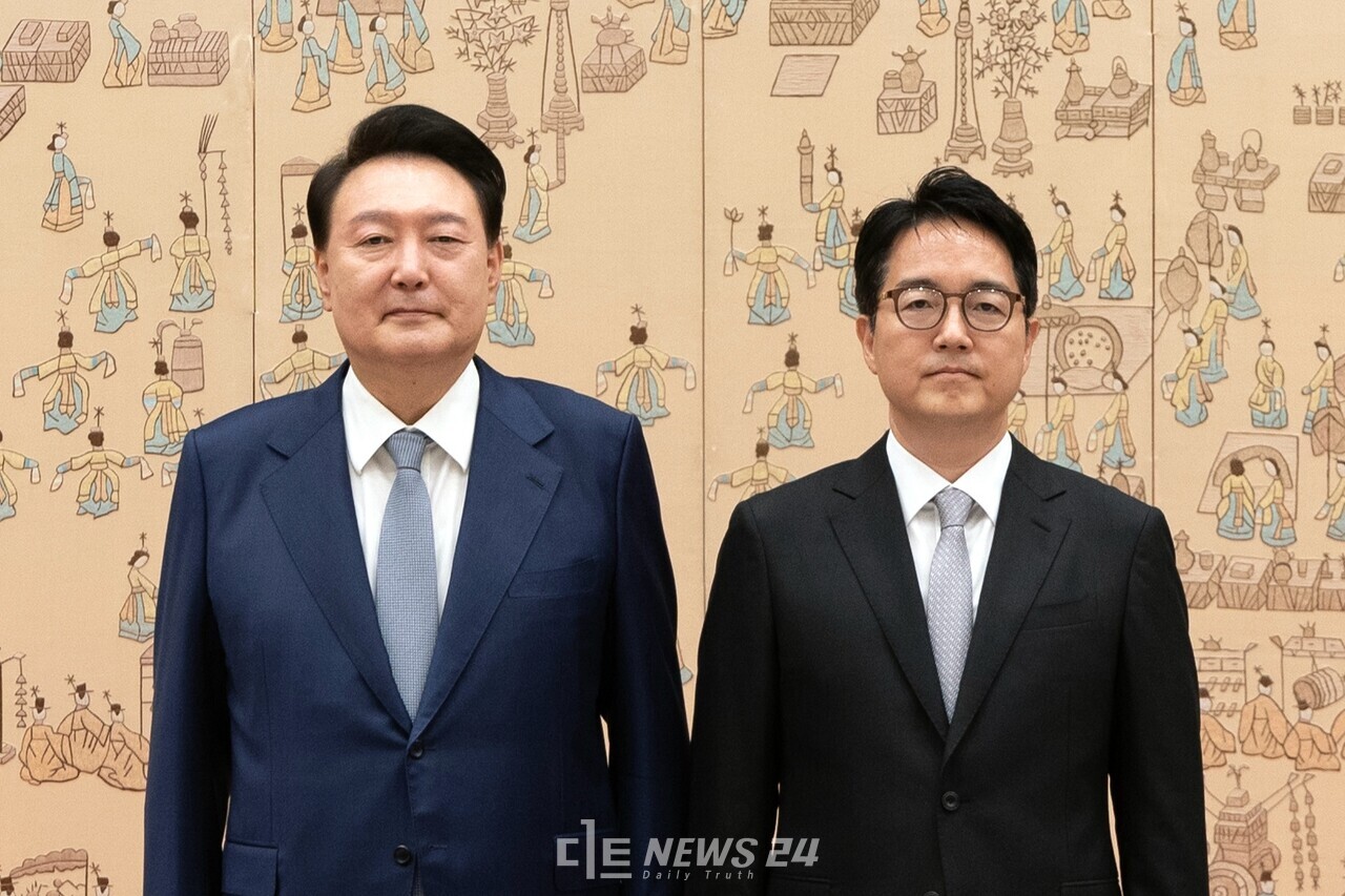 심우정 검찰이 결국 윤석열 대통령을 풀어줬다. 서울중앙지법 윤 대통령 구속취소 청구 인용에 항고를 포기하면서다. 검찰은 이날 윤 대통령 석방 지휘서를 서울구치소에 보냈고, 윤 대통령은 구금 51일 만에 석방됐다. 대통령실 제공.