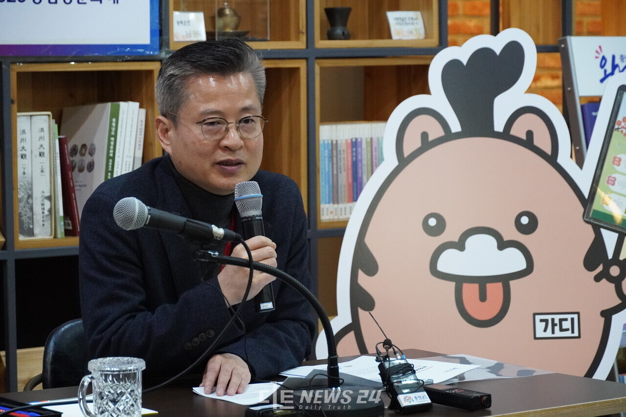 김범수 도 문화체육국장이 10일 오전 기자회견을 갖고 충남 방문의 해 준비 상황과 계획을 소개했다. 김다소미 기자. 