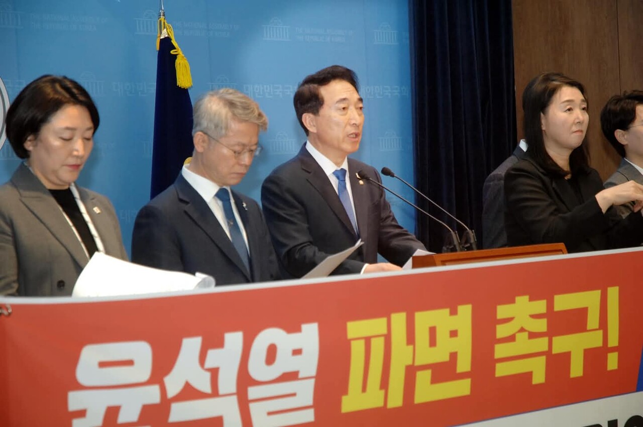  ‘윤석열 탄핵 국회의원 연대’가 11일 국회 소통관서 기자회견을 열어 윤석열 대통령 조기 파면과 심우정 검찰총장 즉각 사퇴, 국민의힘 정당 해산을 촉구했다. 박수현 의원 페이스북 갈무리.