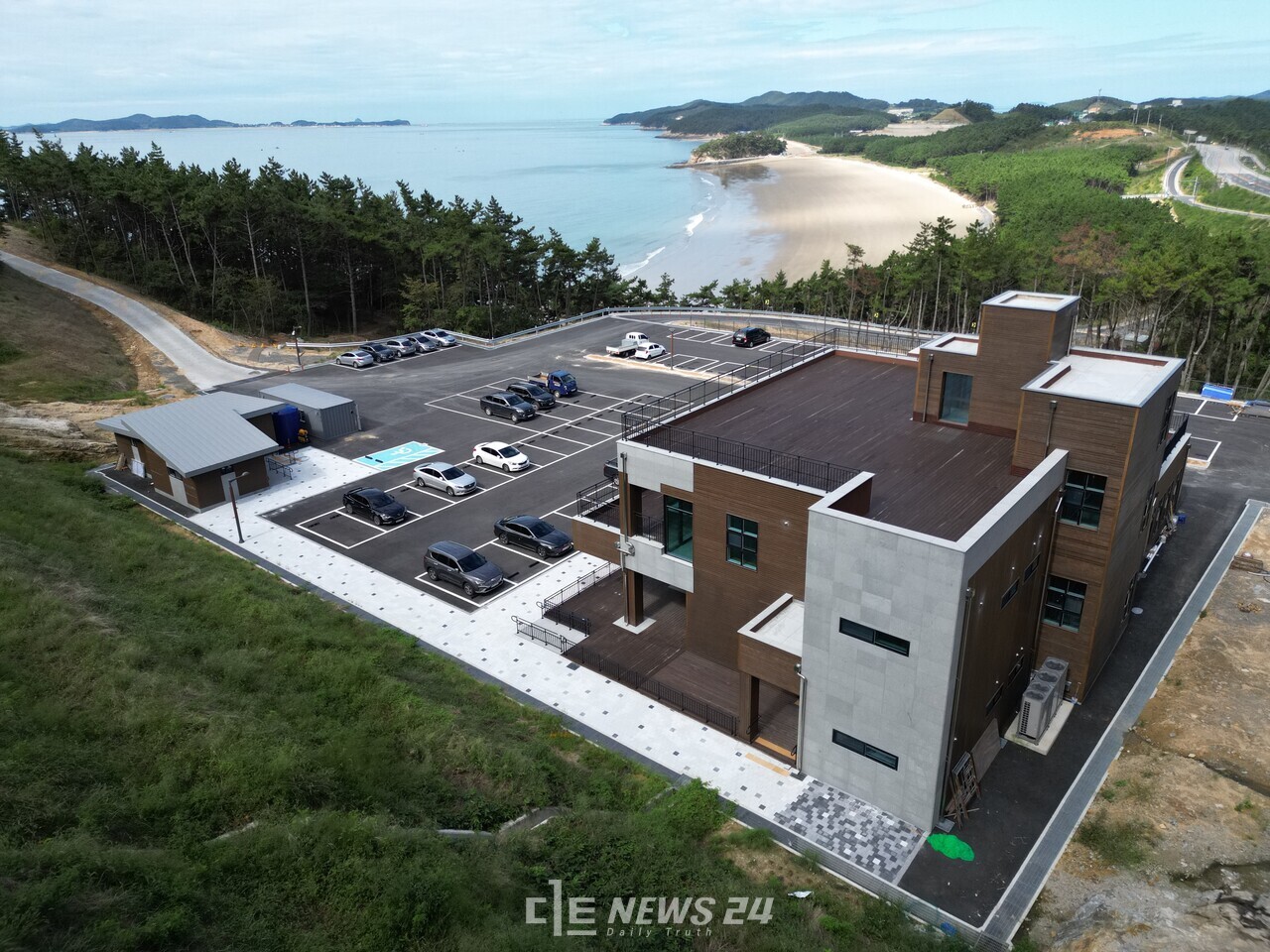 충남도 산림자원연구소 보령사무소는 원산도 자연휴양림 숙박지구 공사를 상반기 마무리하고, 하반기 임시 개장에 들어간다고 12일 밝혔다. 1단계 공사를 마무리한 원산도 자연휴양림 관리동. 충남도 산림자원연구소