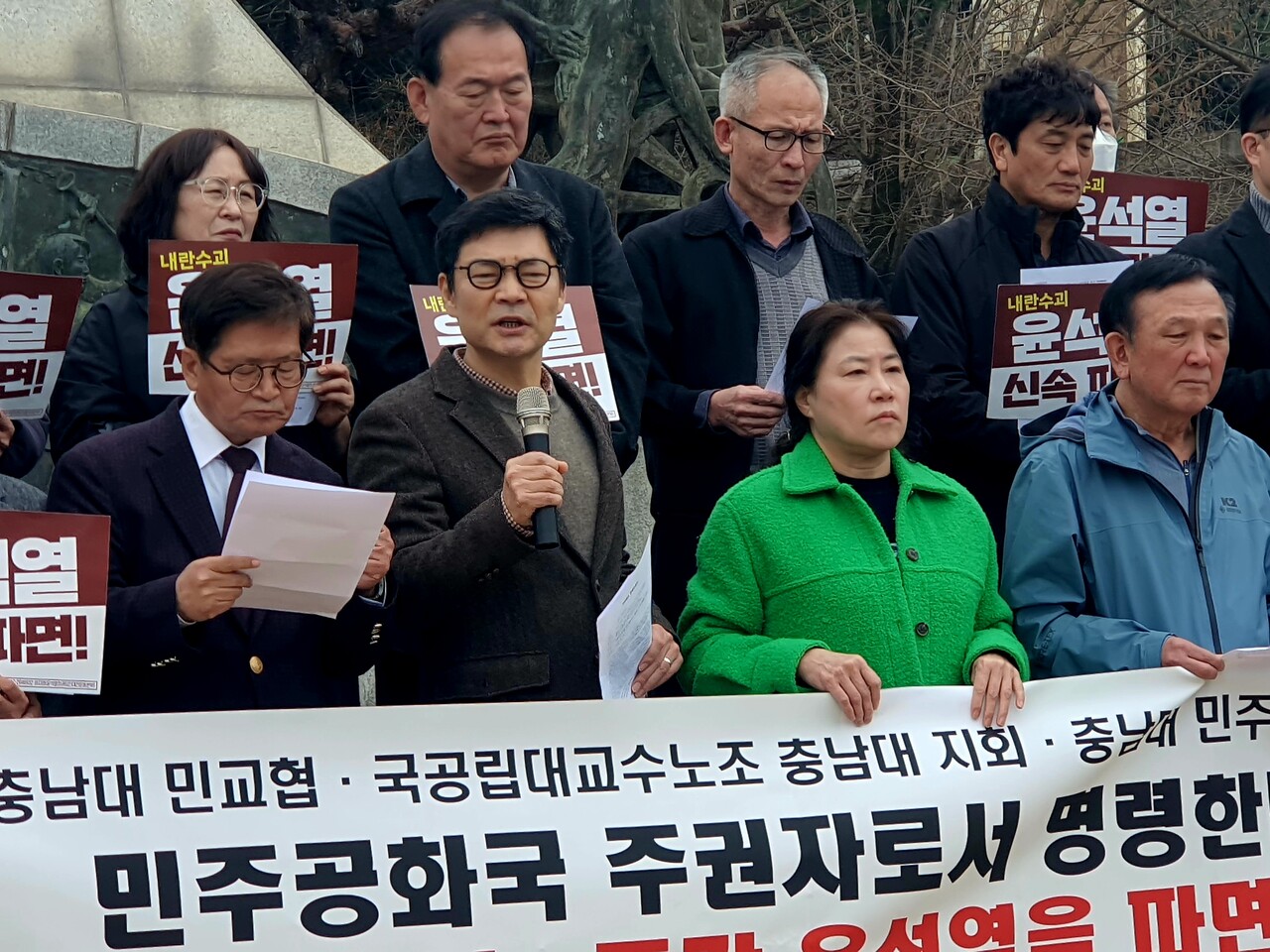 (왼쪽부터) 양해림·박수연 충남대 교수, 김재경 충남대 민주동문회 부회장. 이미선 기자. 