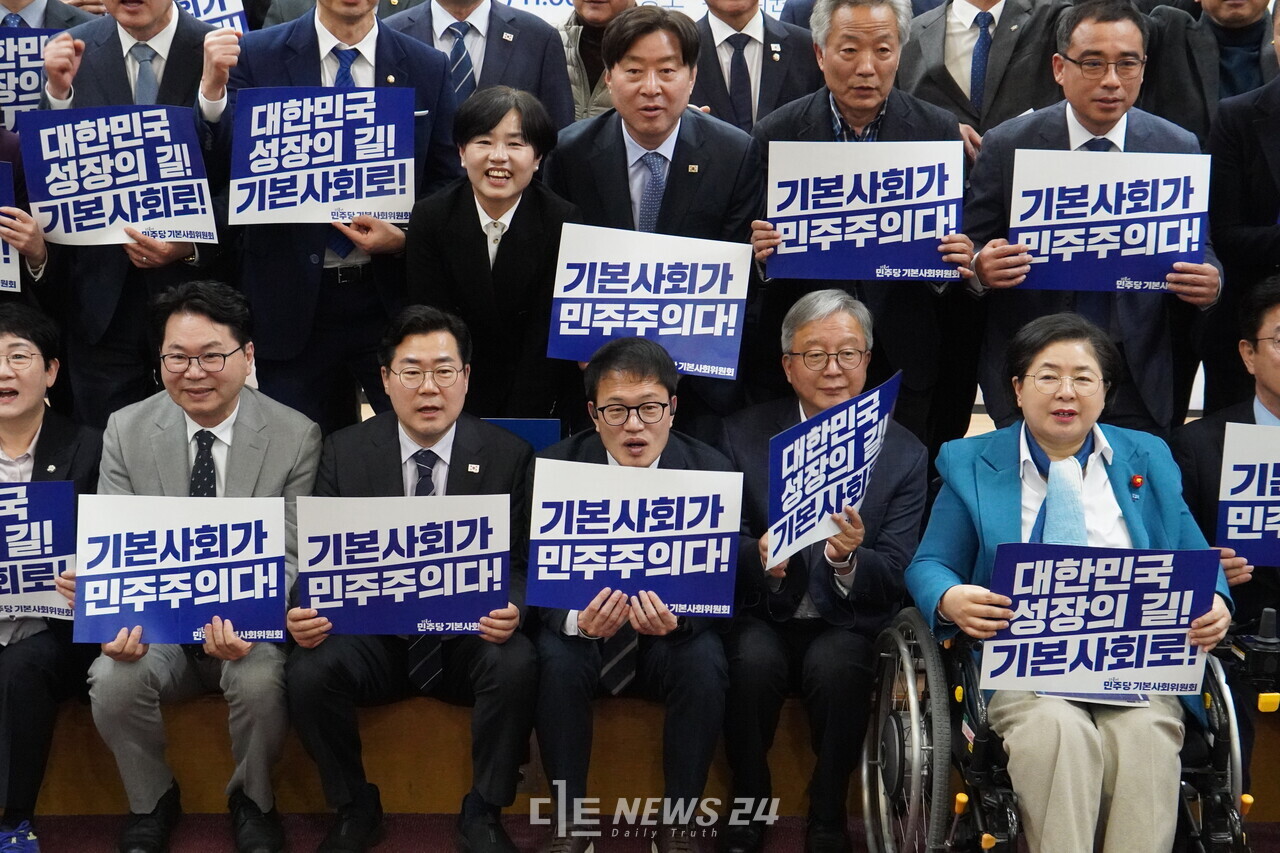 더불어민주당이 12일 이재명 대표가 추구하는 기본사회 실행 방안을 논의할 ‘기본사회위원회'와 사회적경제 3법 등을 제정할 '사회적경제기본위원회'를 출범시켰다. 충청권에선 황명선·박정현·이재관·강준현·복기왕 의원을 비롯해 허태정 전 대전시장과 김제선 대전 중구청장이 각 위원회에 포함됐다. 황명선 의원실 제공.