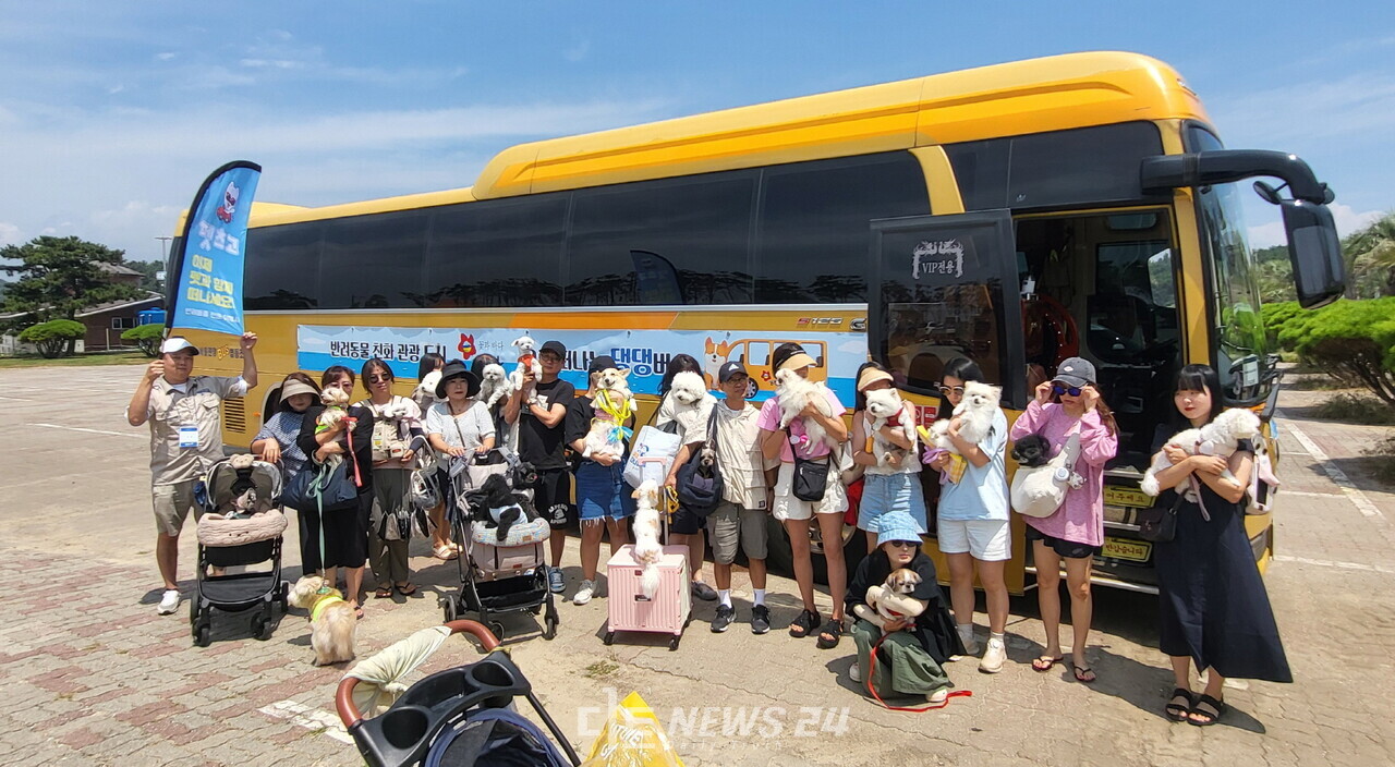 태안군이 봄을 맞아 반려동물과 함께 하는 특별한 동반여행 프로그램을 선보인다. 지난해 운행한 댕댕버스 앞에서 기념촬영을 하고 있는 참가자와 반려견. 태안군