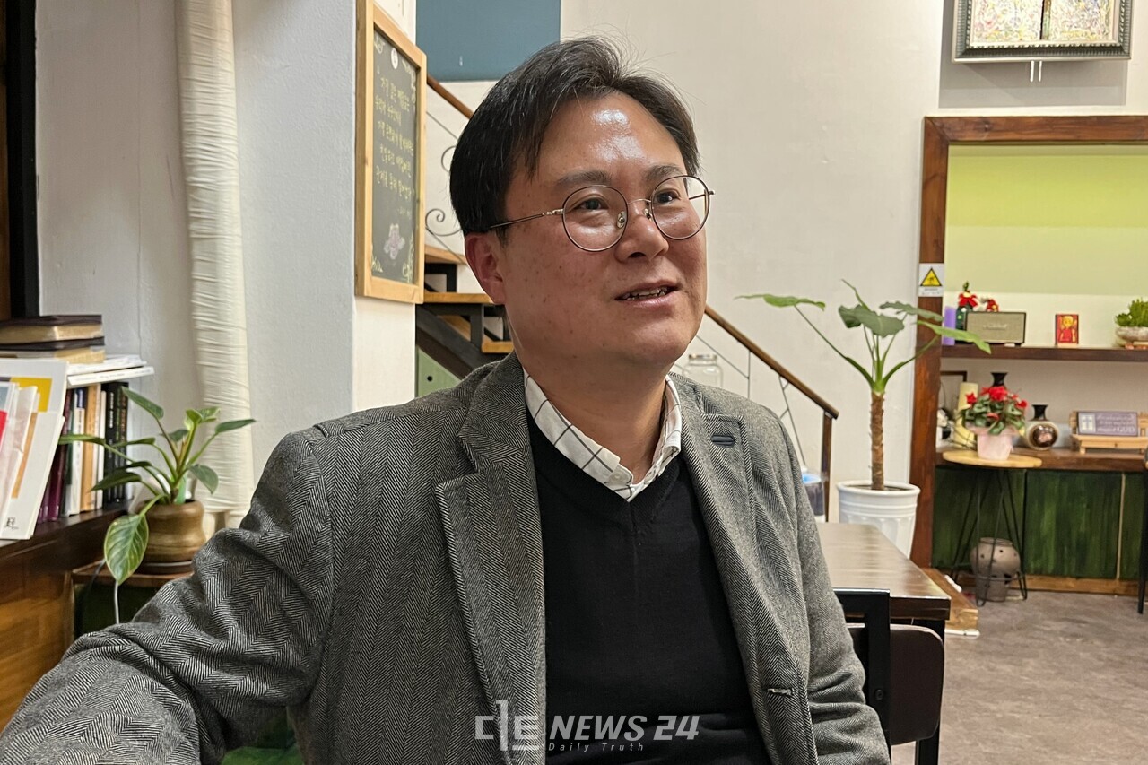 민병기 대전대 안보융합학과 교수(대전시민사회연구소장)이 디트뉴스와 인터뷰하고 있다. 유솔아 기자.