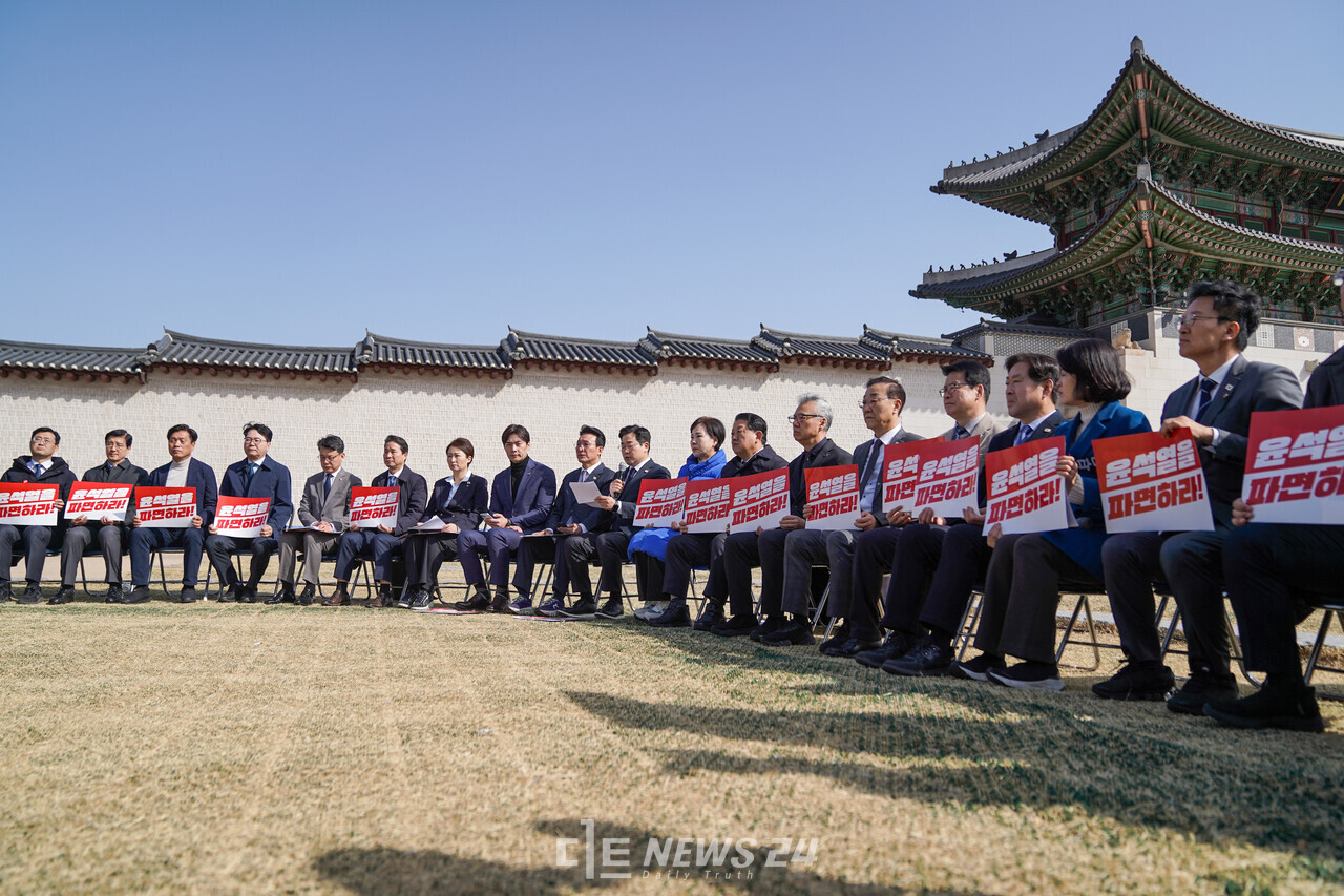민주당 지도부는 광화문 광장서 최고위원회의를 열고 최 권한대행과 국민의힘을 싸잡아 비판했다. 이재명 대표는 최근 ’암살설‘에 따라 안전을 위해 회의에 불참했다. ⓒ황재돈 기자.
