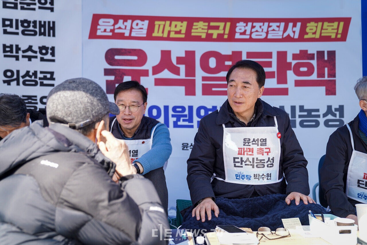 박수현 윤석열 탄핵 국회의원연대 공동대표가 천막농성장을 찾은 시민과 인사를 나누고 있다. ⓒ황재돈 기자. 