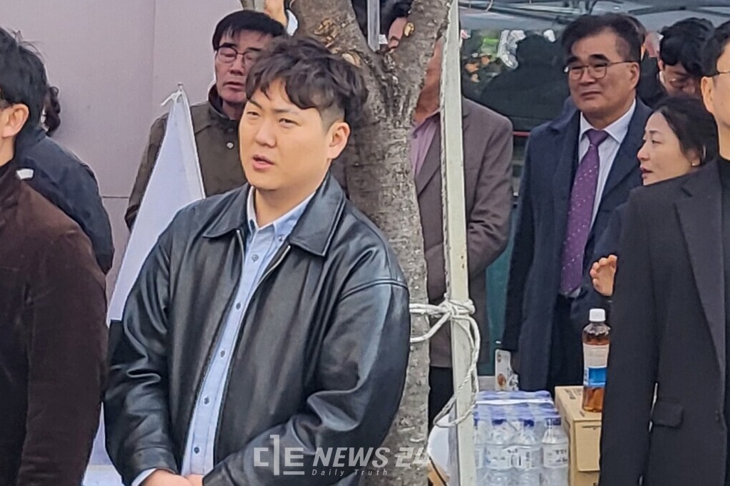 중앙 무대 한켠 부스에서 김동일 보령시장과 오성환 당진시장 김기웅 서천군수가 모여있다. 김다소미 기자. 