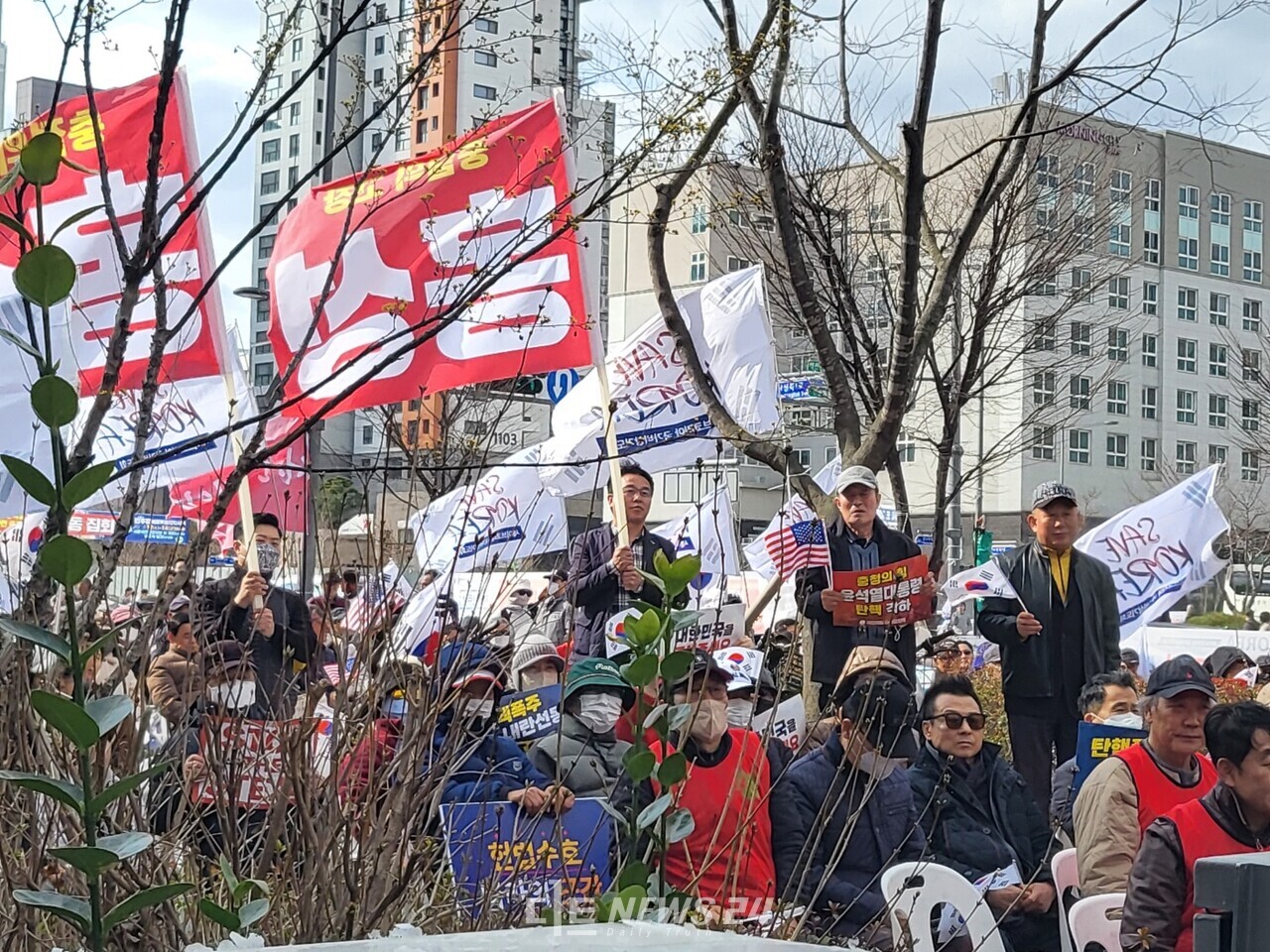 국민의힘 당원으로 추측되는 각 지역별 참석자들이 깃발을 흔들고 있다. 김다소미 기자. 