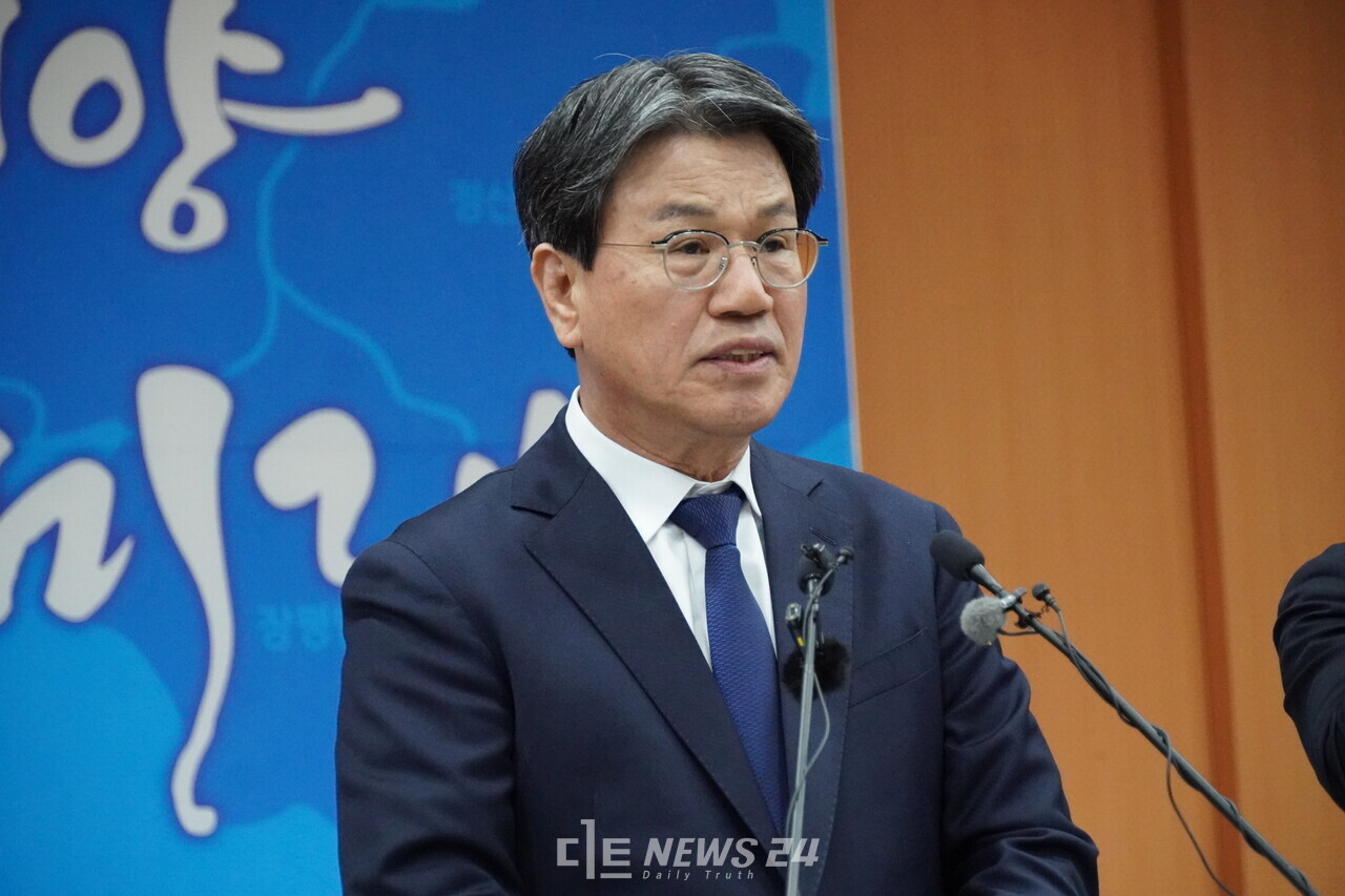 김돈곤 청양군수가 18일 오전 기자회견을 열고 환경부와 충남도가 추진하는 협의체 구성에 참여하겠다고 밝혔다. 김다소미 기자. 