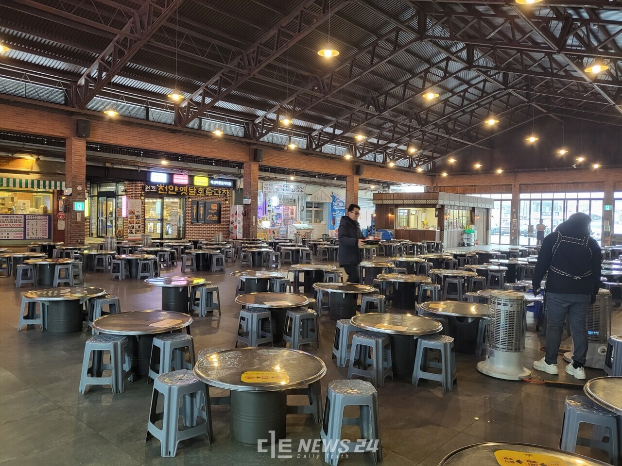 여느때와 달리 예산시장 메인 스테이지가 텅빈 모습이다. 날씨와 평일인 탓도 있겠지만 상인들은 백 대표의 논란 이후 손님이 준 것은 사실이라고 말했다. 김다소미 기자. 