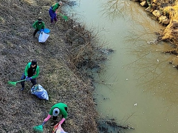 충남도는 당진천 유역 2만 6799㎢가 관할 하천 중 최초로 환경부의 ‘비점오염원 관리지역’으로 지정·고시됐다고 19일 밝혔다.. 당진천 정화활동. 당진시.