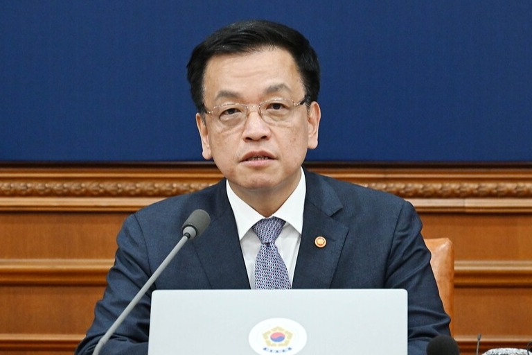 최상목 대통령 권한대행 부총리 겸 기획재정부 장관이 정치권의 분노와 반목에 불을 지피고 있다. 권한대행을 맡은 뒤 9번째 국회 의결에 거부권을 행사하고, 헌법재판소 판결을 비웃듯 마은혁 재판관 임명을 버티면서다. 야권에선 “대체 이 나라를 어디로 끌고가려는 것이냐”는 한탄까지 나온다. 기획재정부 홈페이지 갈무리. 