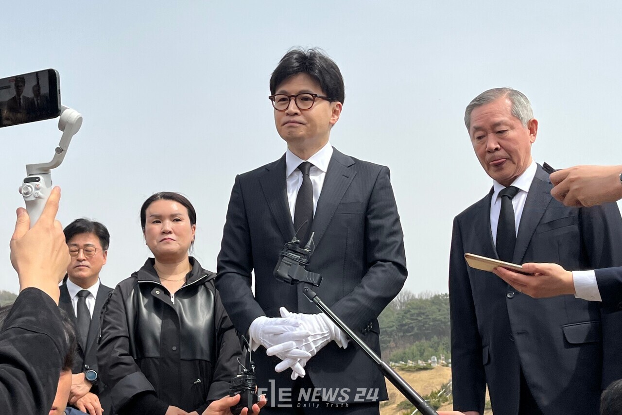 한동훈 전 국민의힘 대표가 25일 대전 현충원을 방문했다. 묘역 참배 후 백프리핑 모습. 유솔아 기자. 