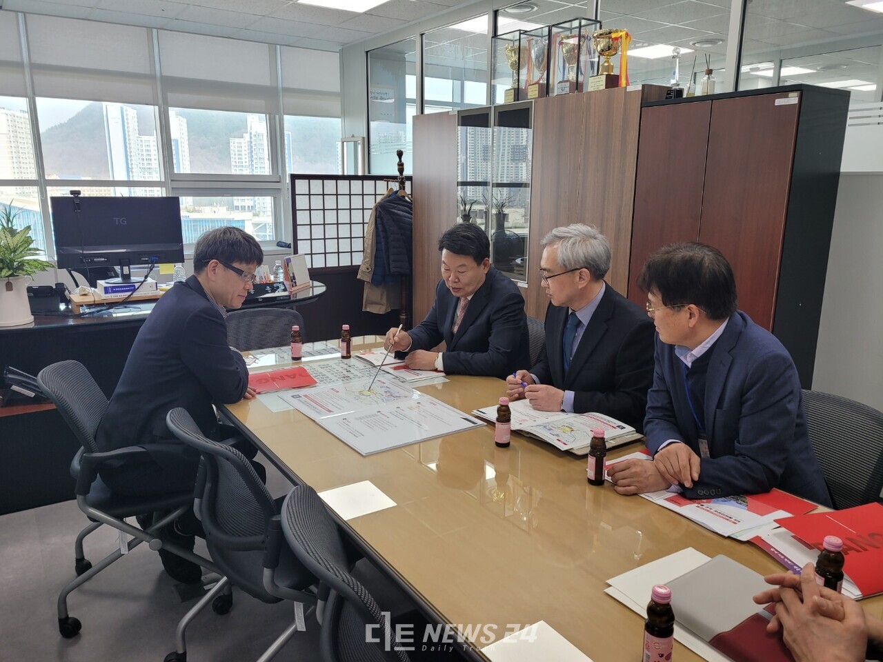 오성환 당진시장이 24일 기획재정부를 방문, 현안 사업인 ‘국도32호선 대체우회도로 개설 사업’과 ‘수산식품클러스터 조성사업' 당위성을 설명하고 조속한 사업 추진의 필요성을 강조했다. 오 시장(오른쪽 맨 위) 박봉용 재정관리국장을 만나 사업을 설명하고 있다. 당진시