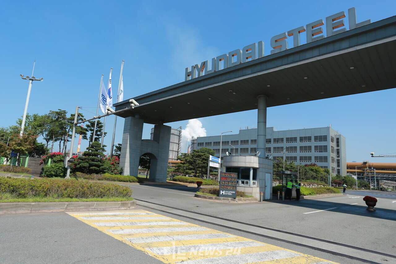 비상경영에 들어간 현대제철이 26일부터 50세 이상 직원을 대상으로 희망 퇴직을 받기 시작했다. 당진 현대제철소.