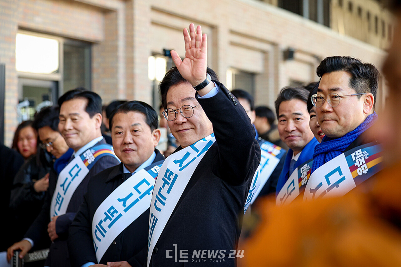 이재명 더불어민주당 대표가 조기 대선에 앞서 사법리스크를 털어내며 대선가도에 청신호가 켜졌다. 다만, 헌법재판소 윤석열 대통령 탄핵심판 선고가 지연되고 있는 점이 변수로 떠오른다.  민주당 홈페이지 갈무리. 